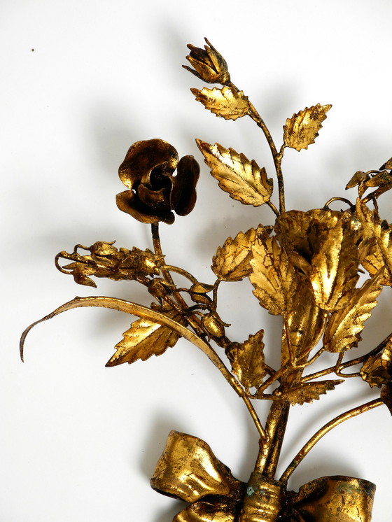 Image 1 of Paar große florentinische Kerzenhalter aus vergoldetem Metall aus den 1950er Jahren und Wanddekoration