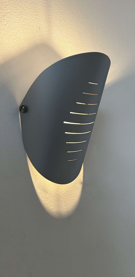 Paar Vintage Orientierbare Wandleuchten, Metall, gebogen, gestreift, Frankreich 1980