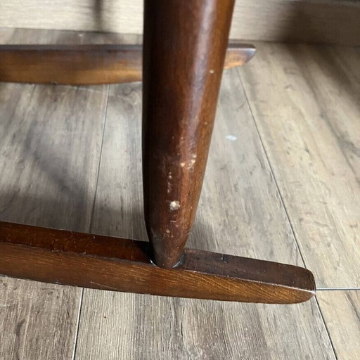 Paar alte Schaukelstühle für Kinder aus Holz und Stroh