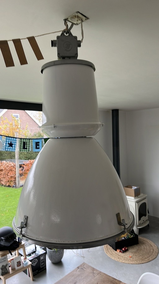 2 Original Vintage Fabrik Lampen Weiß Emaille