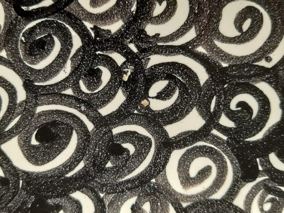 Image 1 of Eine Reihe von schwarz und weiß dekoriert 38,5 cm hoch Keramik-Vasen mit trapezförmigen Seiten.