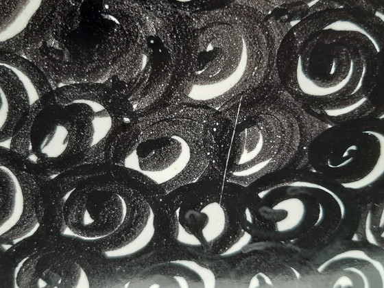 Image 1 of Eine Reihe von schwarz und weiß dekoriert 38,5 cm hoch Keramik-Vasen mit trapezförmigen Seiten.