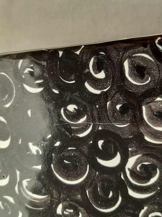 Image 1 of Eine Reihe von schwarz und weiß dekoriert 38,5 cm hoch Keramik-Vasen mit trapezförmigen Seiten.