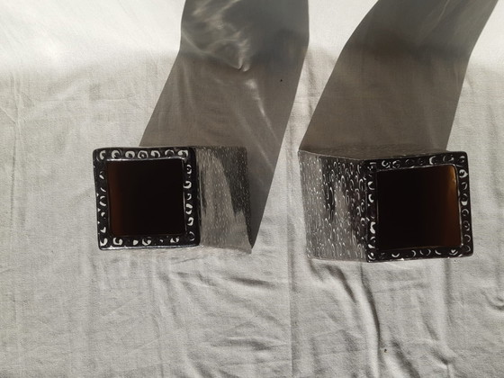 Image 1 of Eine Reihe von schwarz und weiß dekoriert 38,5 cm hoch Keramik-Vasen mit trapezförmigen Seiten.