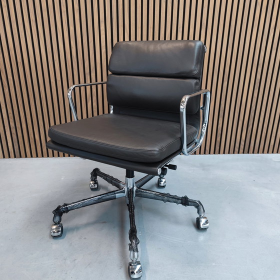 Image 1 of Vitra Eames EA 217