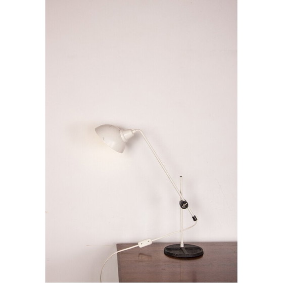 Image 1 of Kippbare Schreibtischlampe aus weißem Metall und Stahl, Frankreich 1960