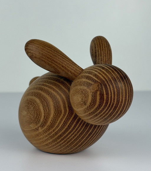 Kaninchenfigur aus Holz im skandinavischen Stil