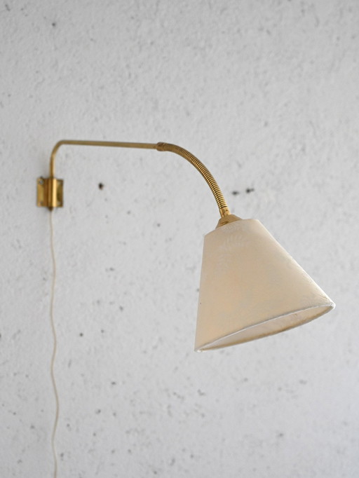 Skandinavischer Wandleuchter mit verstellbarem Messingarm - Mid-Century Metall Wandleuchte