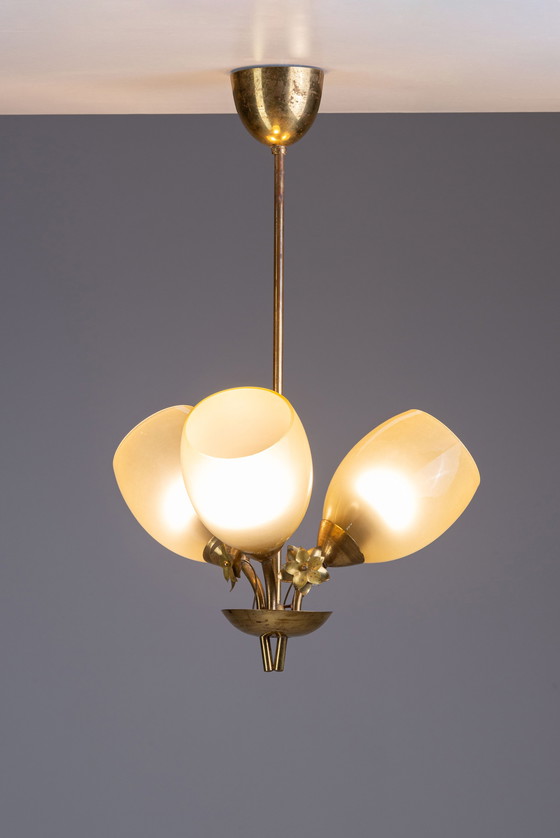 Image 1 of Kronleuchter aus den 1940er Jahren mit Blumen aus Messing und Glas