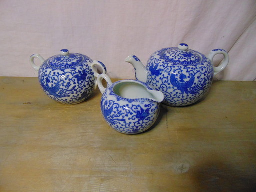 Japanisches Teeservice mit japanischen Markenzeichen