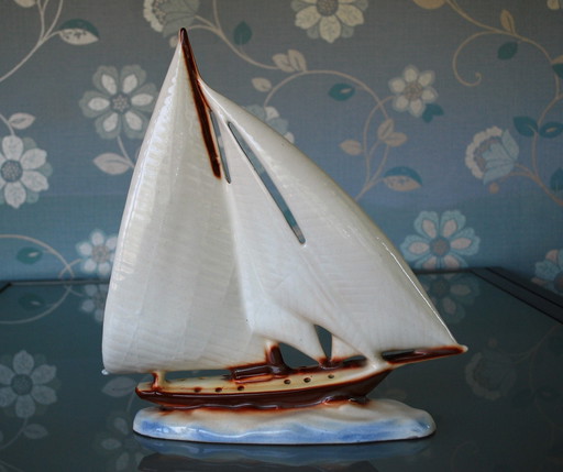 Segelboot Porzellan des Künstlers Ditmar Urbach 1935