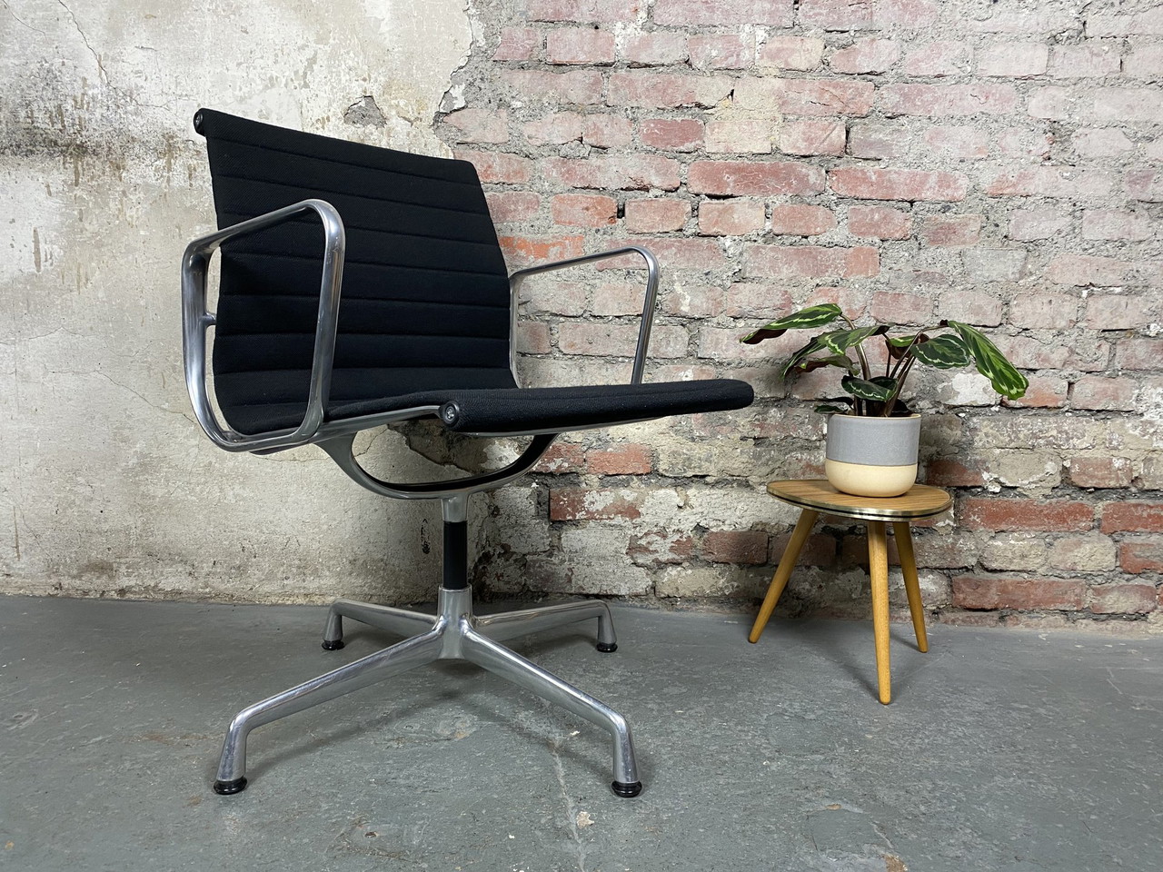Vitra Aluminium Chair EA 108 Burostuhl von Charles Ray Eames Hopsak schwarz 945 Whoppah