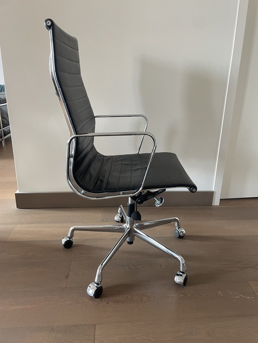 Vitra Eames 119 Bürostuhl. Leder Nero Schwarz. Armlehnen, Dreh- und Neigemechanik