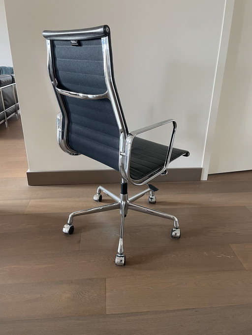 Vitra Eames 119 Bürostuhl. Leder Nero Schwarz. Armlehnen, Dreh- und Neigemechanik