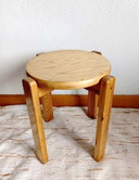 Skandinavischer Hocker aus massivem Kiefernholz