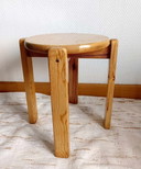 Skandinavischer Hocker aus massivem Kiefernholz