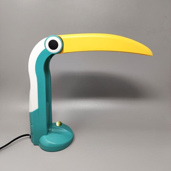 Image 1 of 1980er Jahre Atemberaubende Toucan Tischlampe von H.T. Huang für Lenoir