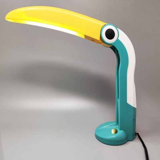 Image 1 of 1980er Jahre Atemberaubende Toucan Tischlampe von H.T. Huang für Lenoir