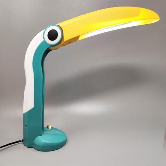 Image 1 of 1980er Jahre Atemberaubende Toucan Tischlampe von H.T. Huang für Lenoir