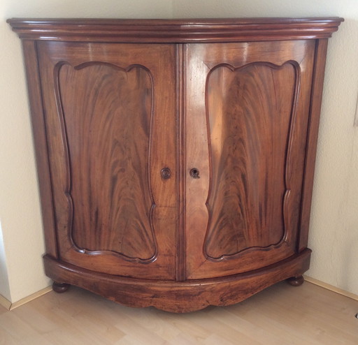 Halbrunder Biedermeier-Eckschrank