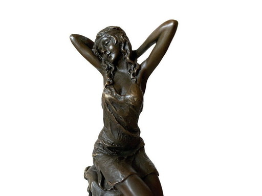 Bronzestatue Elegante Dame auf Barhocker