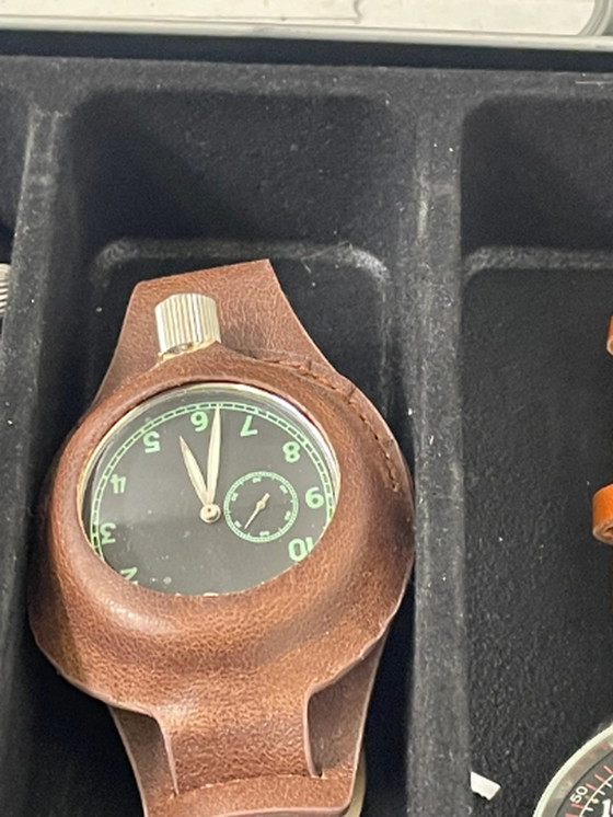 Image 1 of WOII - Sammlung von 20 Uhren - Inklusive aller Papiere und Vitrinen - Neu - Atlas Sammlung