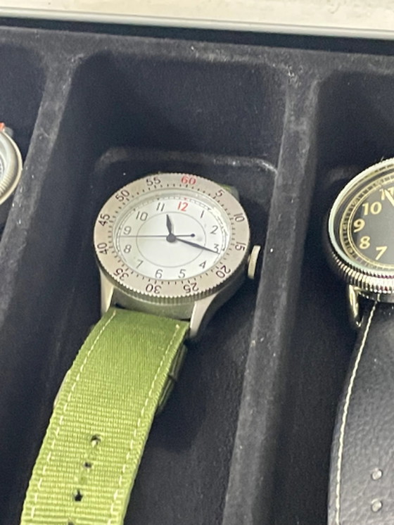 Image 1 of WOII - Sammlung von 20 Uhren - Inklusive aller Papiere und Vitrinen - Neu - Atlas Sammlung