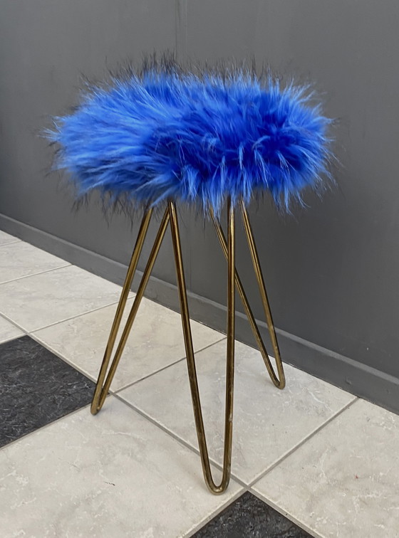 Image 1 of Blau , flauschiger Hocker mit Haarnadelbeinen aus Messing, 1960er Jahre