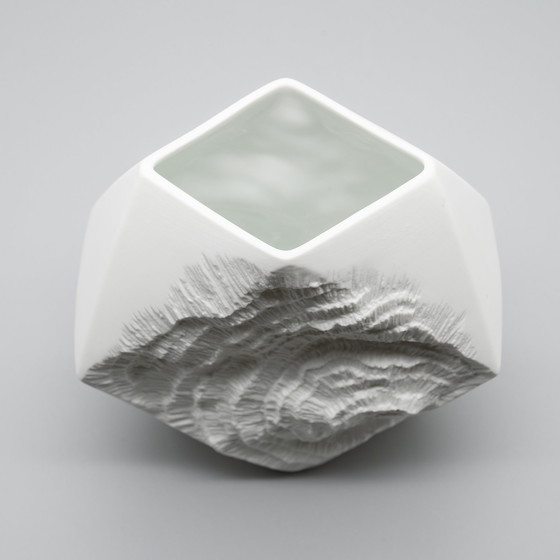 Image 1 of Manfred Frey Ak Kaiser Biskuit Porzellan Vase Fossil Ammonit Relief Opart Quartett