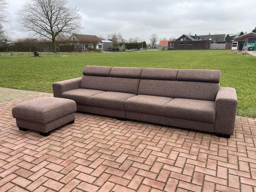 Großes braunes 4-Sitzer-Sofa aus Stoff + Hocker