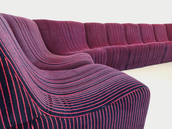 Image 1 of Vintage Snake Modulsofa bestehend aus 11 Modulen Chauffeuse Und 3 Hocker Aus Velours Stoff Aus Den 70er Jahren 80er Jahre