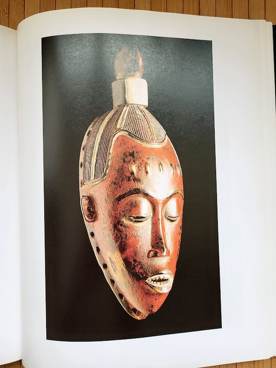 Image 1 of DAS SÜSSE ANSICHT. AFRIKANISCHE MASKEN AUS DER SAMMLUNG BARBIER-MÜLLER