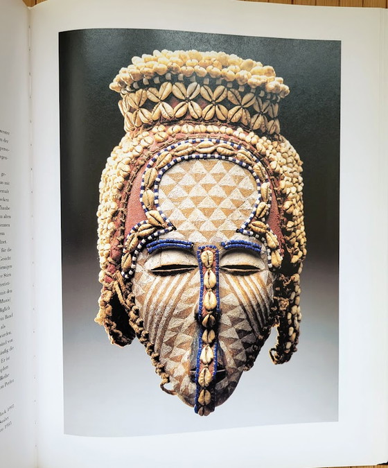 Image 1 of DAS SÜSSE ANSICHT. AFRIKANISCHE MASKEN AUS DER SAMMLUNG BARBIER-MÜLLER