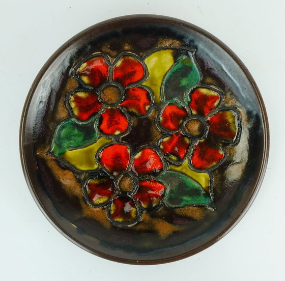 Image 1 of kleine Vintage Ruscha 1960er Jahre Wandteller Schüssel rote Blumen mit Blättern Fat Lava