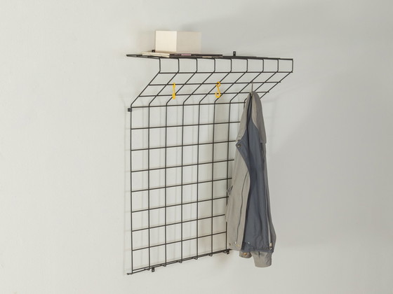 Wandmontage für Kleiderschrank aus Metallgitter – Wanddekoration, Plastic, Mid Century Modern (photo 5 of 5)