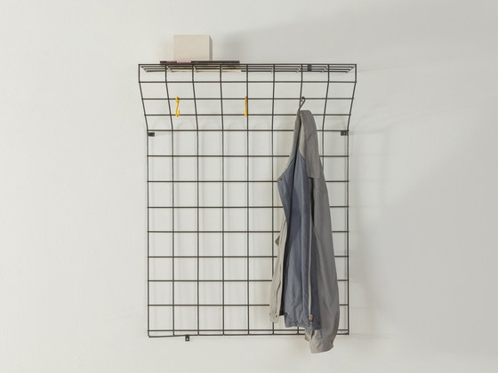 Wandmontage für Kleiderschrank aus Metallgitter – Wanddekoration, Plastic, Mid Century Modern (photo 4 of 5)