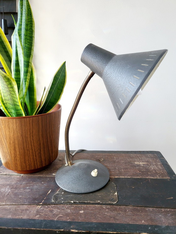 Image 1 of Vintage-Schreibtischlampe, Metall grau und Messing beweglicher Arm, Hexenhut, 1960er Jahre