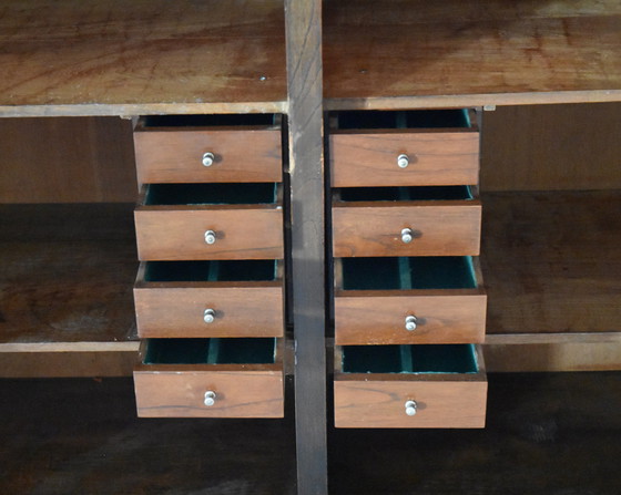 Image 1 of Schöner alter hölzerner Tendril-Schrank