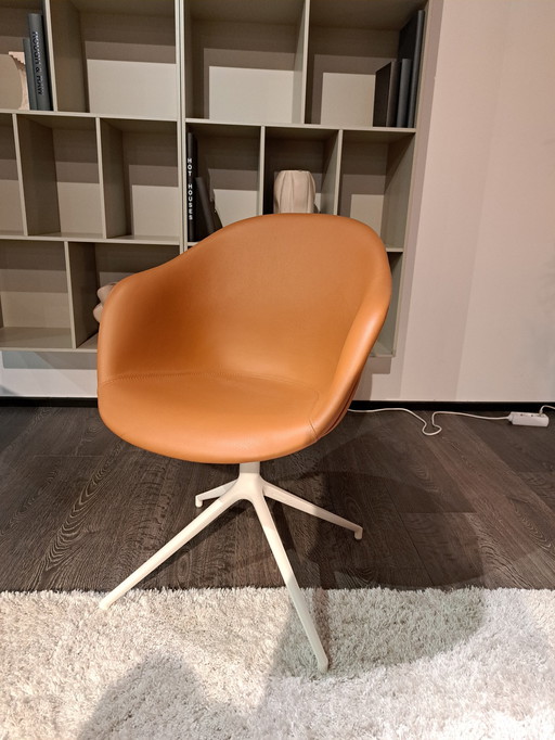 Adelaide Dining Chair mit Drehfunktion. Beine Mattweißer Strukturlack. Polsterung Karamellfarbenes nordisches Narbenleder 5134