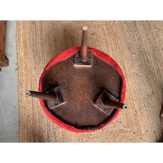 Image 1 of Ein Paar Vintage-Hocker aus Holz und Stoff mit rotem und schwarzem Schachbrettmuster