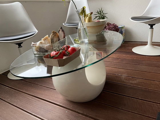 Image 1 of 4 Tulip-Stühle mit passendem Glastisch und Flaschenhalter