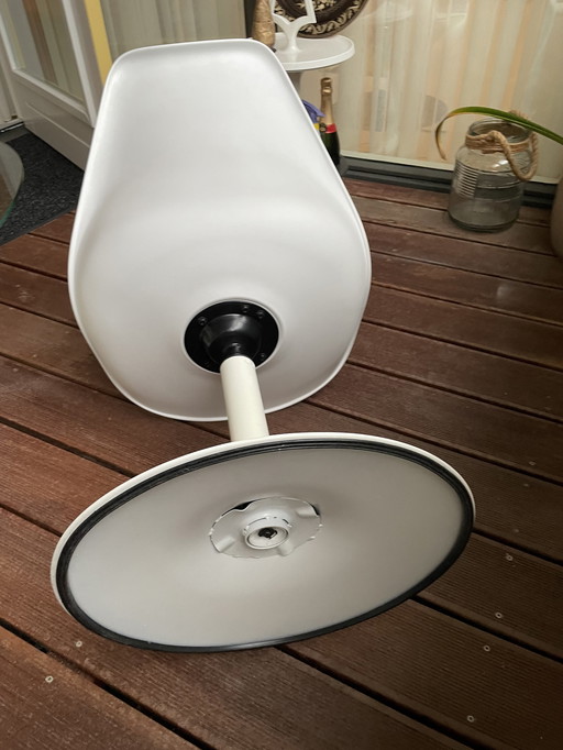 4 Tulip-Stühle mit passendem Glastisch und Flaschenhalter