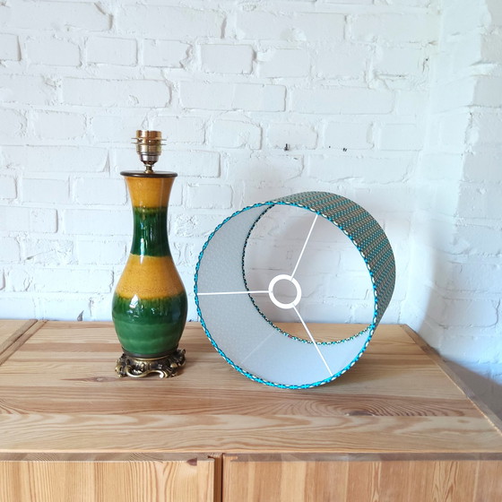 Image 1 of Einzigartige bunte Vintage-Keramik-Tischlampe mit neuem handgefertigtem Lampenschirm mit skandinavischem Retro-Druck