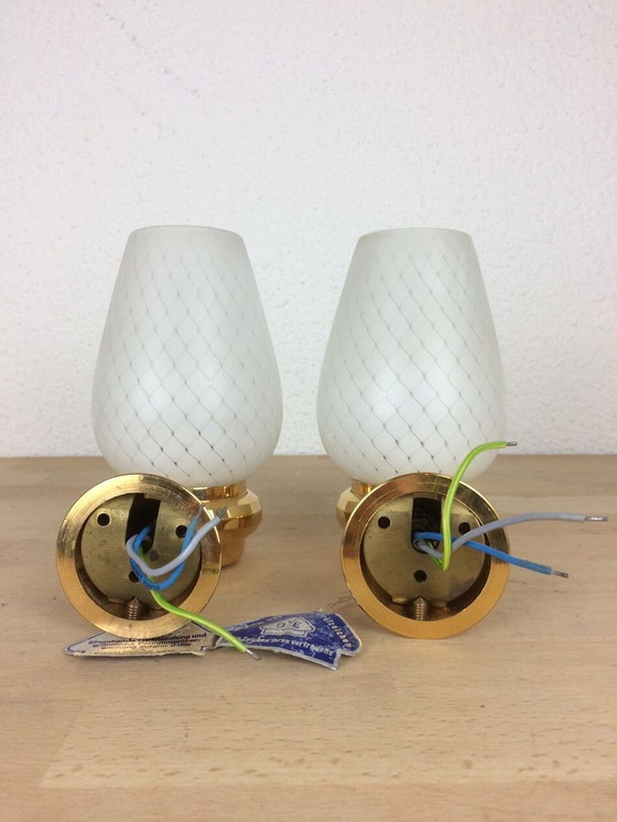 Image 1 of Paar Wandleuchten aus Massivmessing und weißen Opalinen