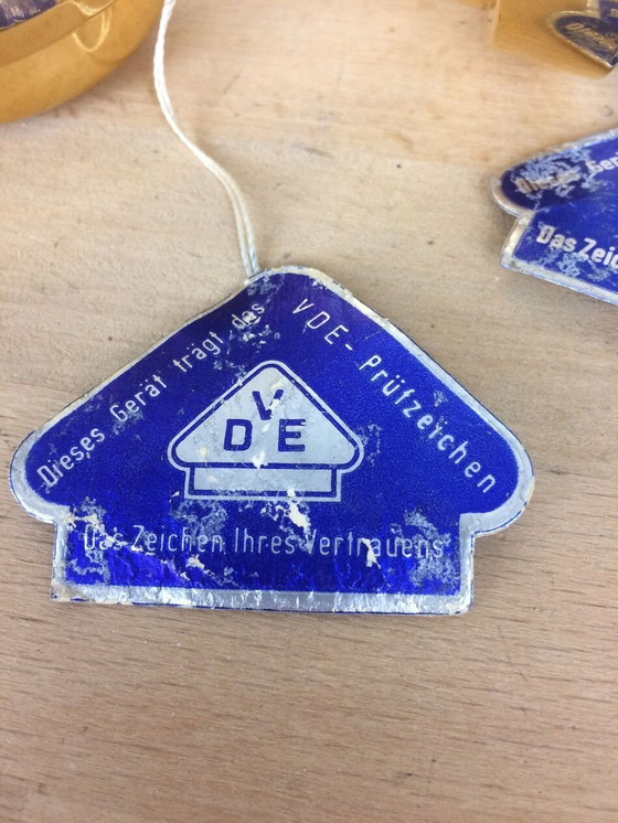 Image 1 of Paar Wandleuchten aus Massivmessing und weißen Opalinen