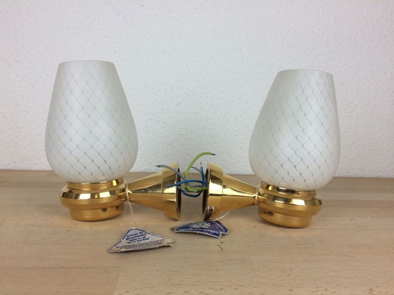 Image 1 of Paar Wandleuchten aus Massivmessing und weißen Opalinen