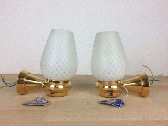 Image 1 of Paar Wandleuchten aus Massivmessing und weißen Opalinen
