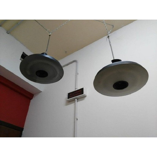 Paar Vintage-industrielle schwarze Metallbügel