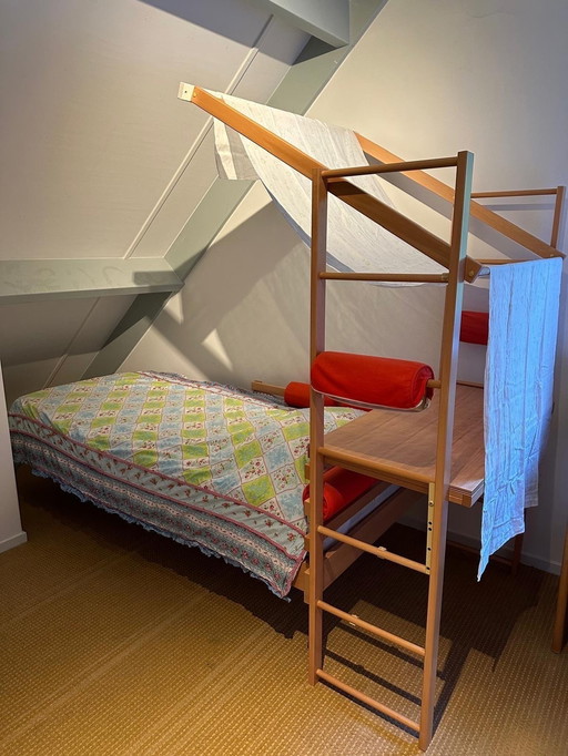 Vibel-Zimmerset; Bett, Schreibtisch, Schrank und Treppe