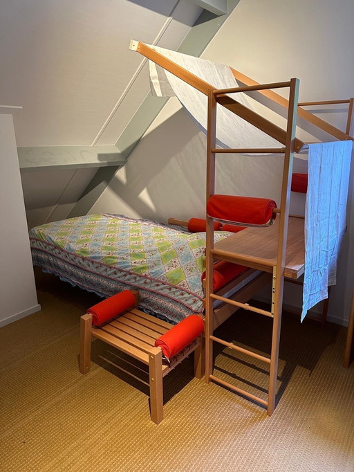 Vibel-Zimmerset; Bett, Schreibtisch, Schrank und Treppe